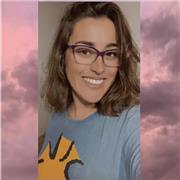 Profesora imparte clases de las materias necesarias para niños de primaria